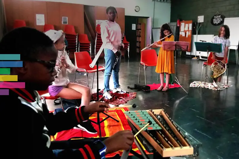 Elèves de l'ensemble instrumental d'Atel'art en répétition